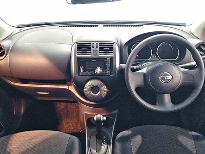 2012_Nissan_Sunny_08.jpg