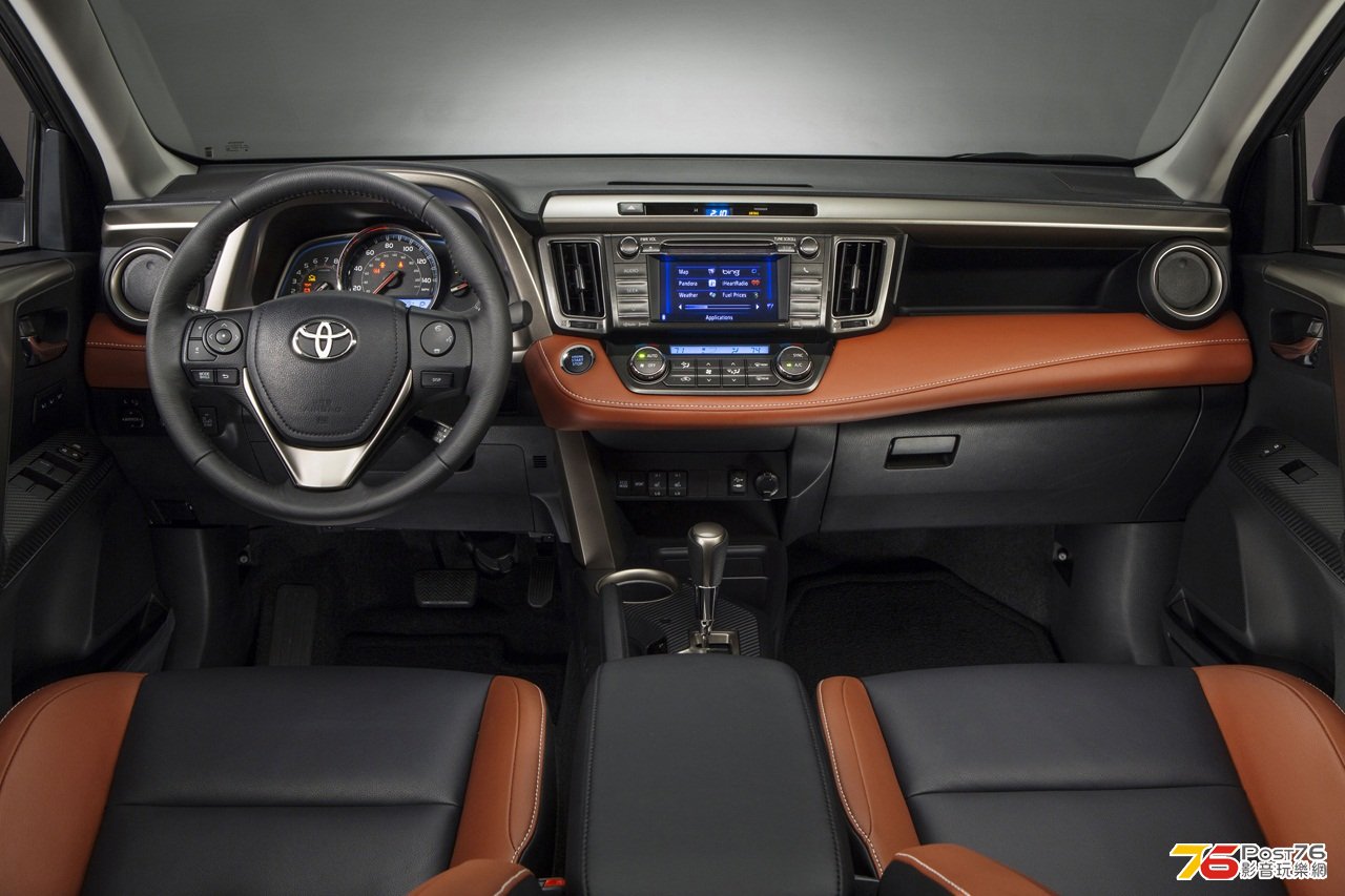 2013_Toyota_RAV4_02.jpg