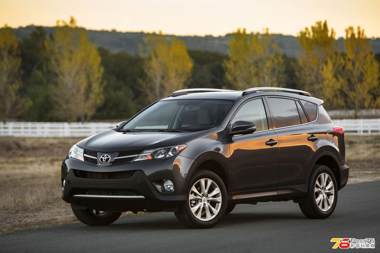 2013_Toyota_RAV4_01.jpg