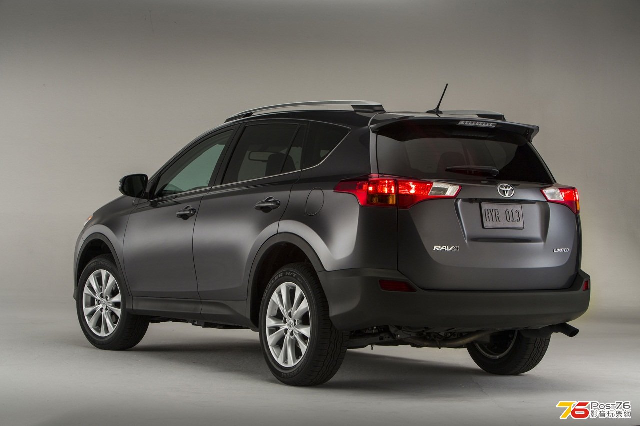 2013_Toyota_RAV4_08.jpg