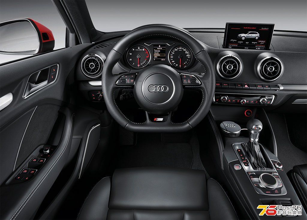 2013_Audi_A3_Sportback_02.jpg