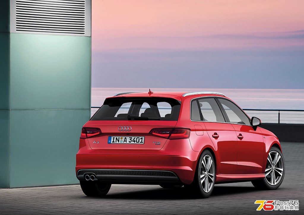 2013_Audi_A3_Sportback_08.jpg