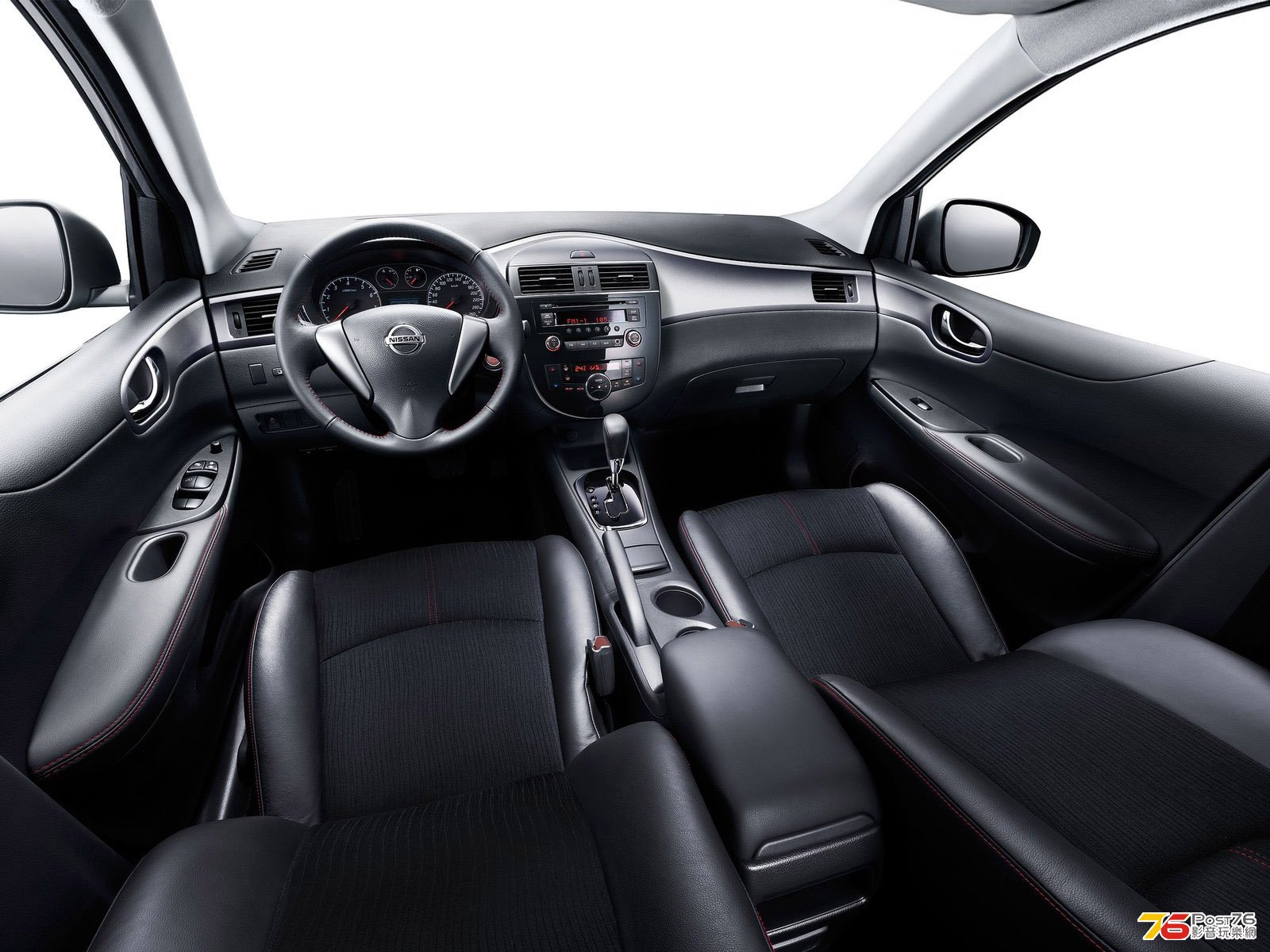 2013_Nissan_Tiida_02.jpg