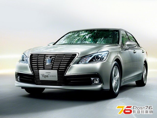 2013_Toyota_Crown_05.jpg