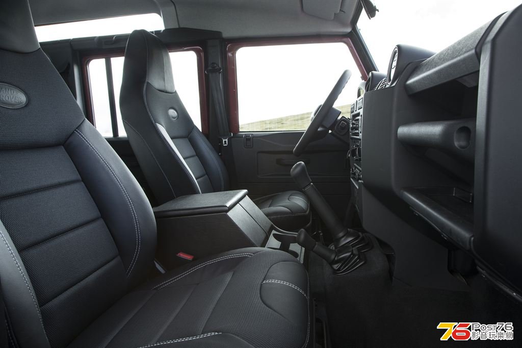 2013_Land_Rover_Defender_03.jpg