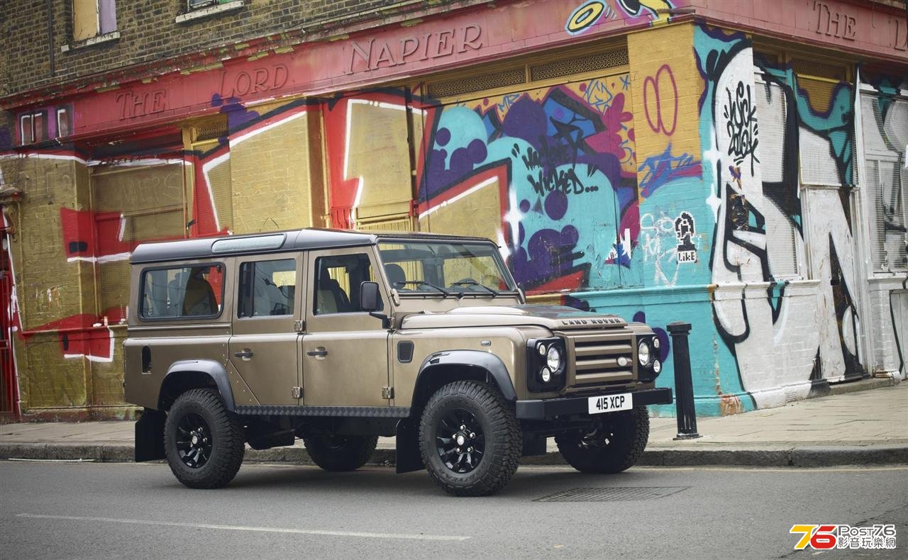 2013_Land_Rover_Defender_11.jpg