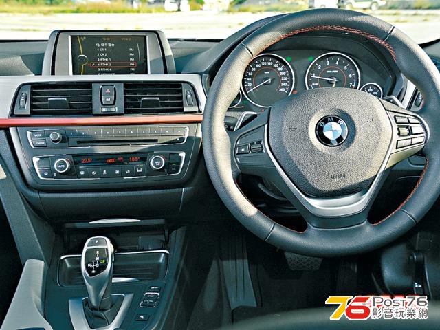 2013_BMW_328iA_Touring_Sport_02.jpg