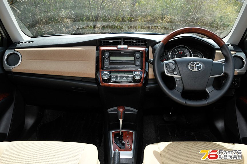 2013_Toyota_Corolla_01.jpg