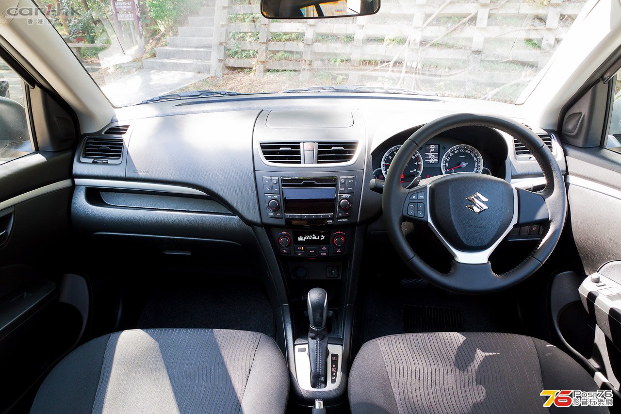 2013_Suzuki_Swift_1.2_02.jpg