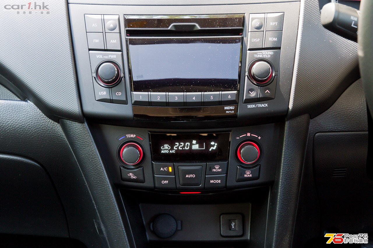 2013_Suzuki_Swift_1.2_07.jpg