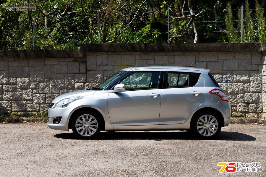 2013_Suzuki_Swift_1.2_11.jpg