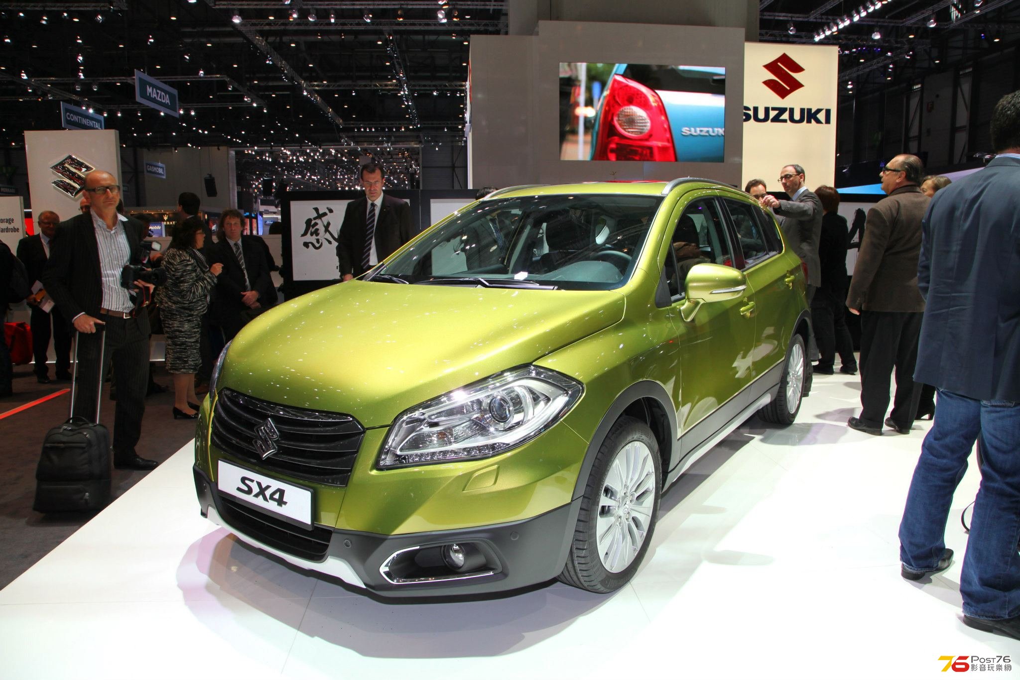 2014_Suzuki_SX4_Crossover_01.jpg