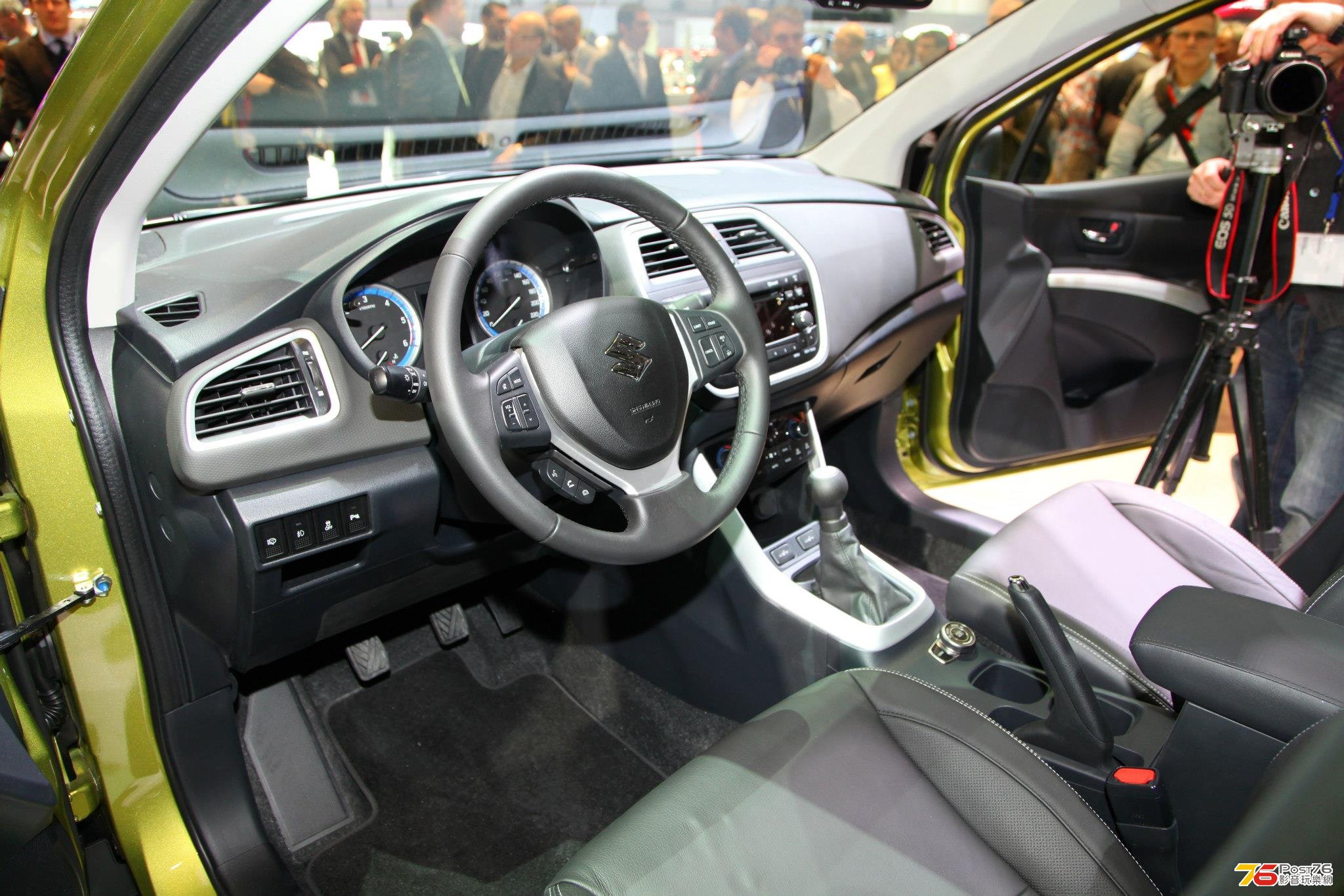 2014_Suzuki_SX4_Crossover_02.jpg