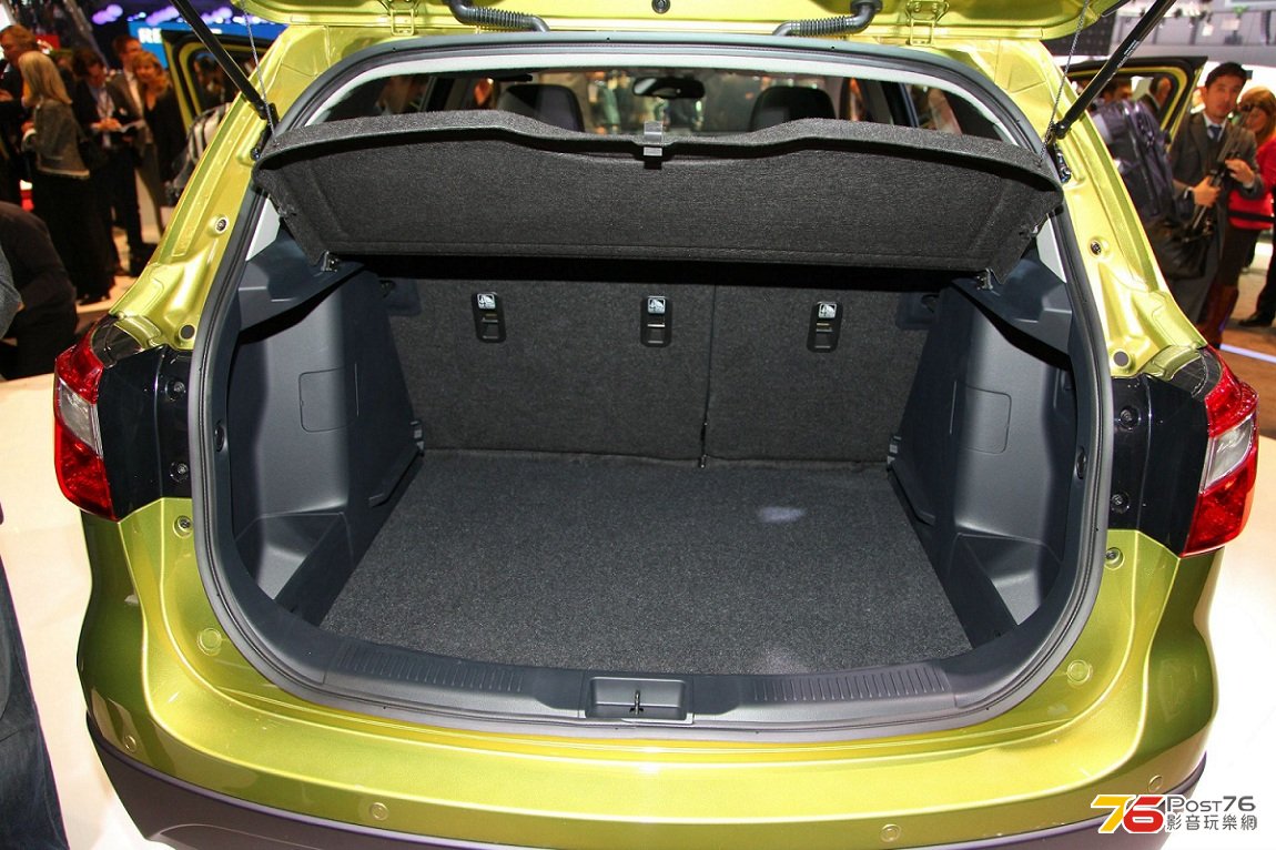 2014_Suzuki_SX4_Crossover_04.jpg