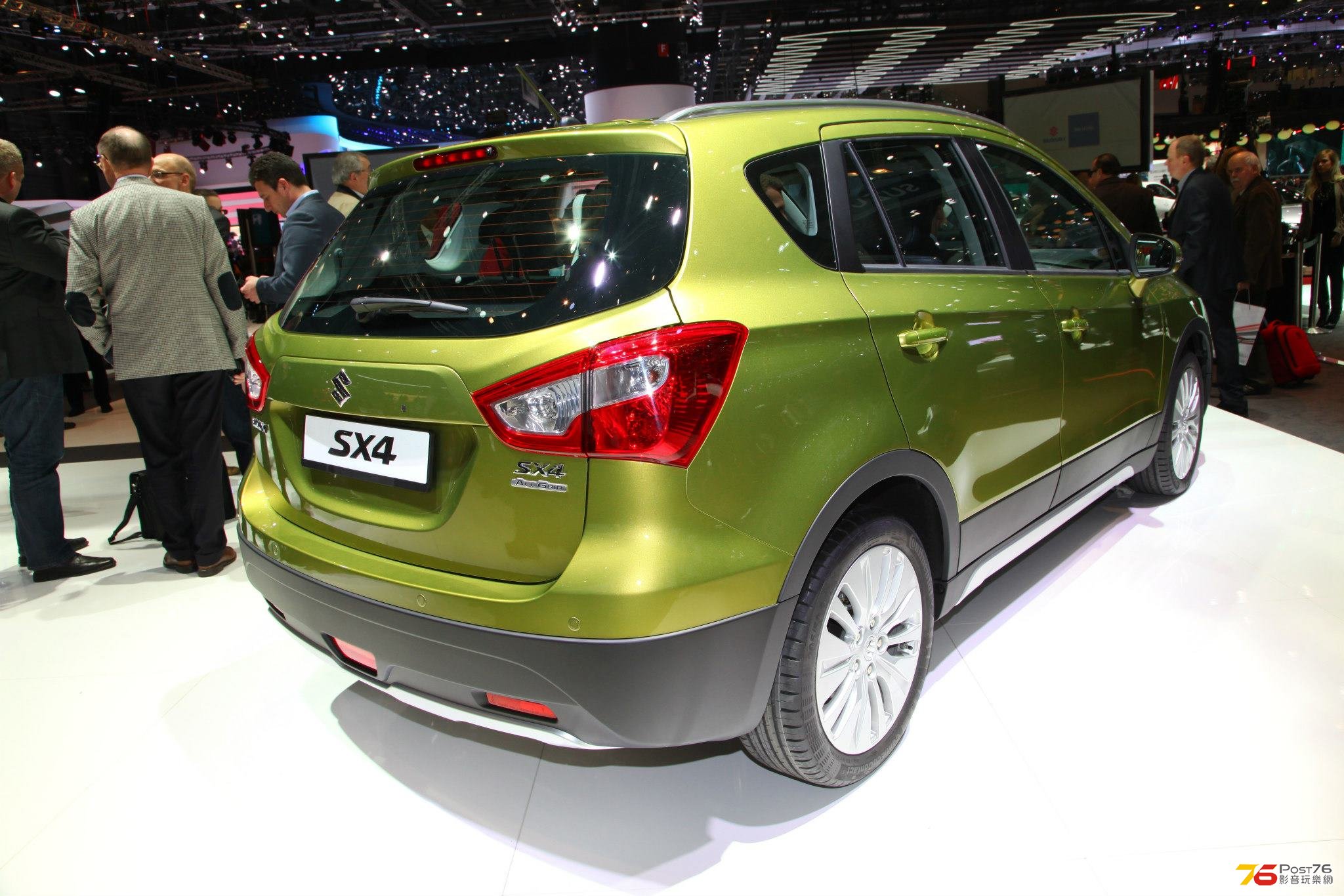 2014_Suzuki_SX4_Crossover_05.jpg