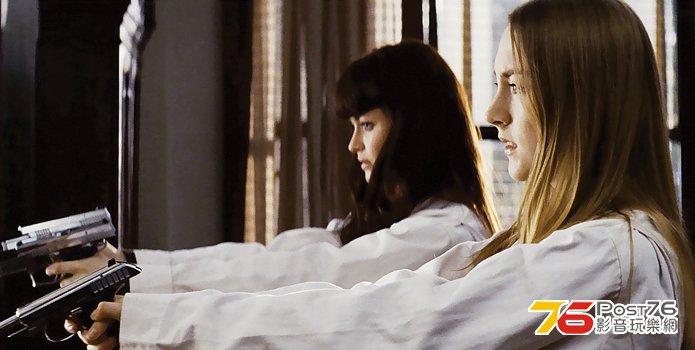 violet-and-daisy-movie-image-alexis-bledel-saoirse-ronan-01.jpg