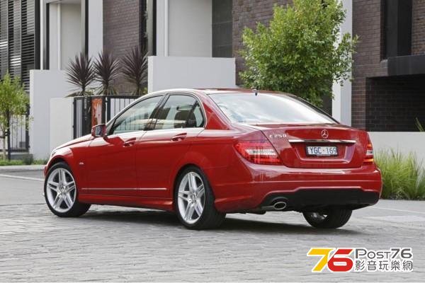 2013_Mercedes_Benz_C200_03.jpg