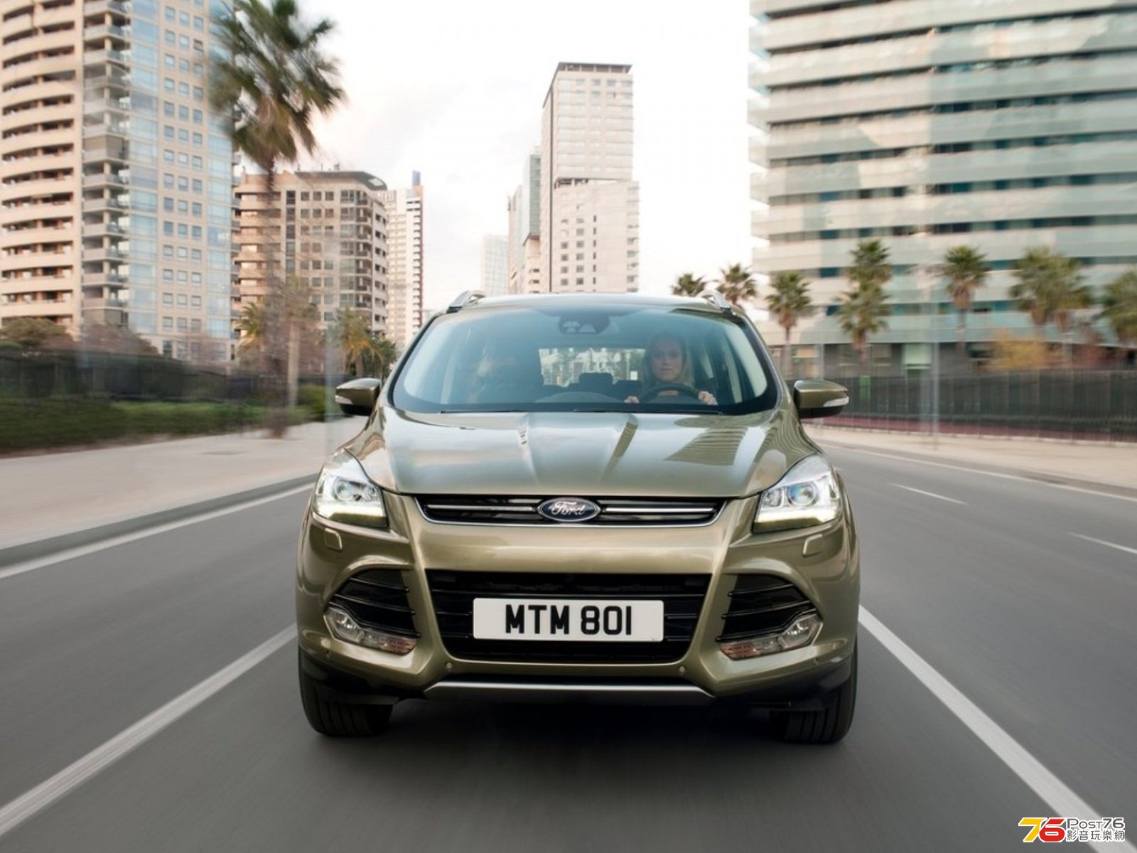 2013_Ford_Kuga_01.jpg