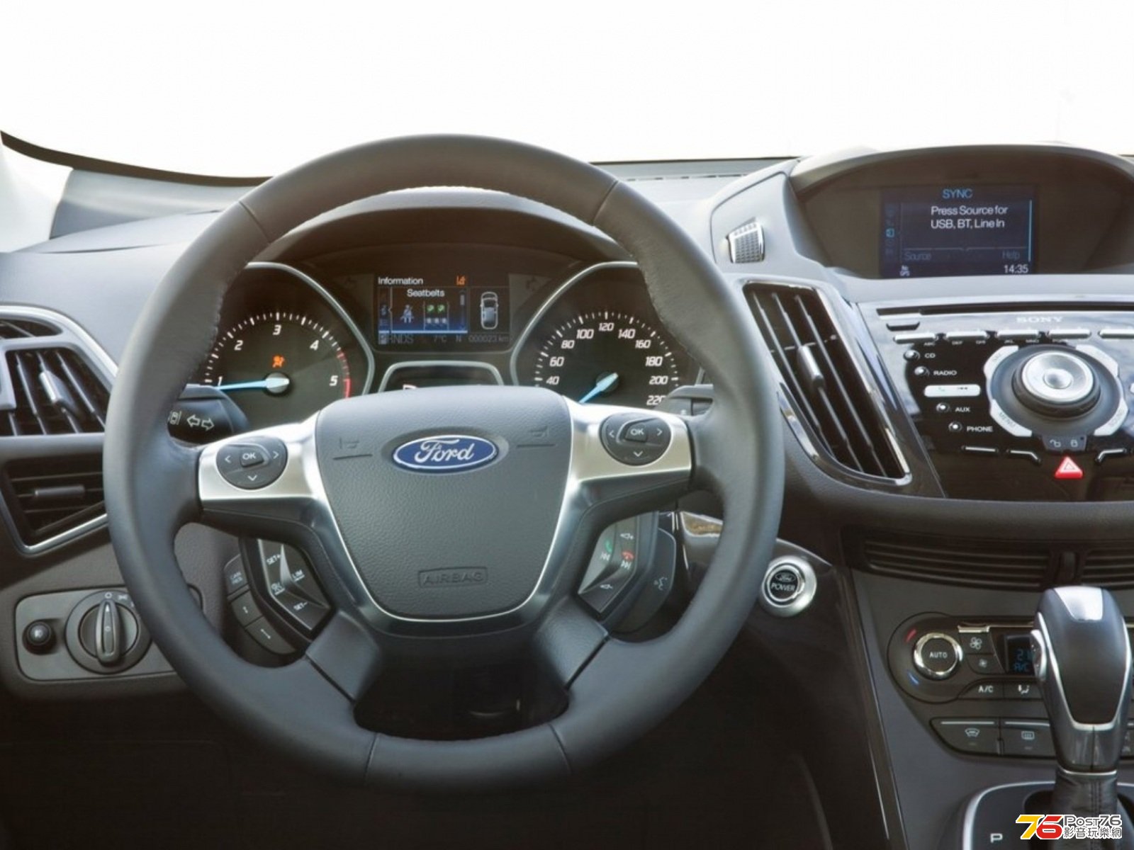 2013_Ford_Kuga_03.jpg