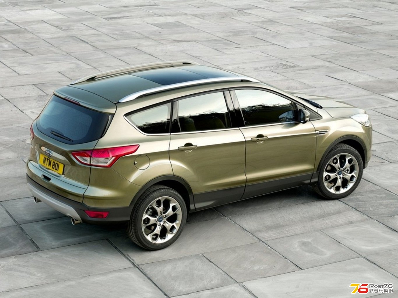 2013_Ford_Kuga_07.jpg