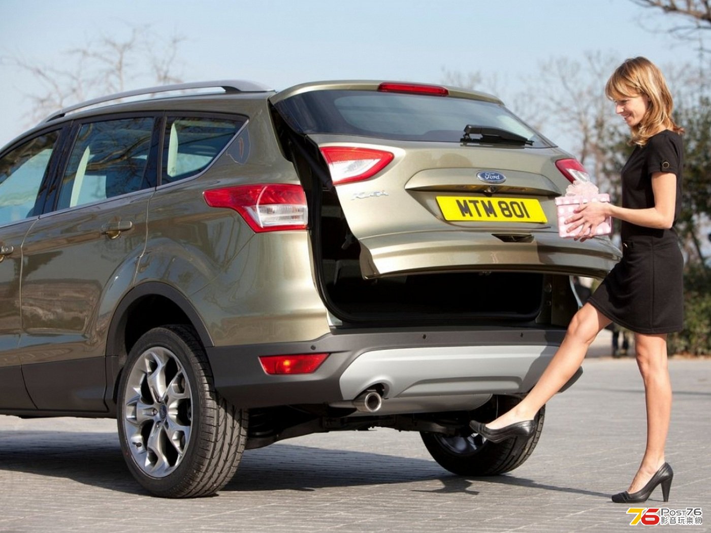 2013_Ford_Kuga_08.jpg