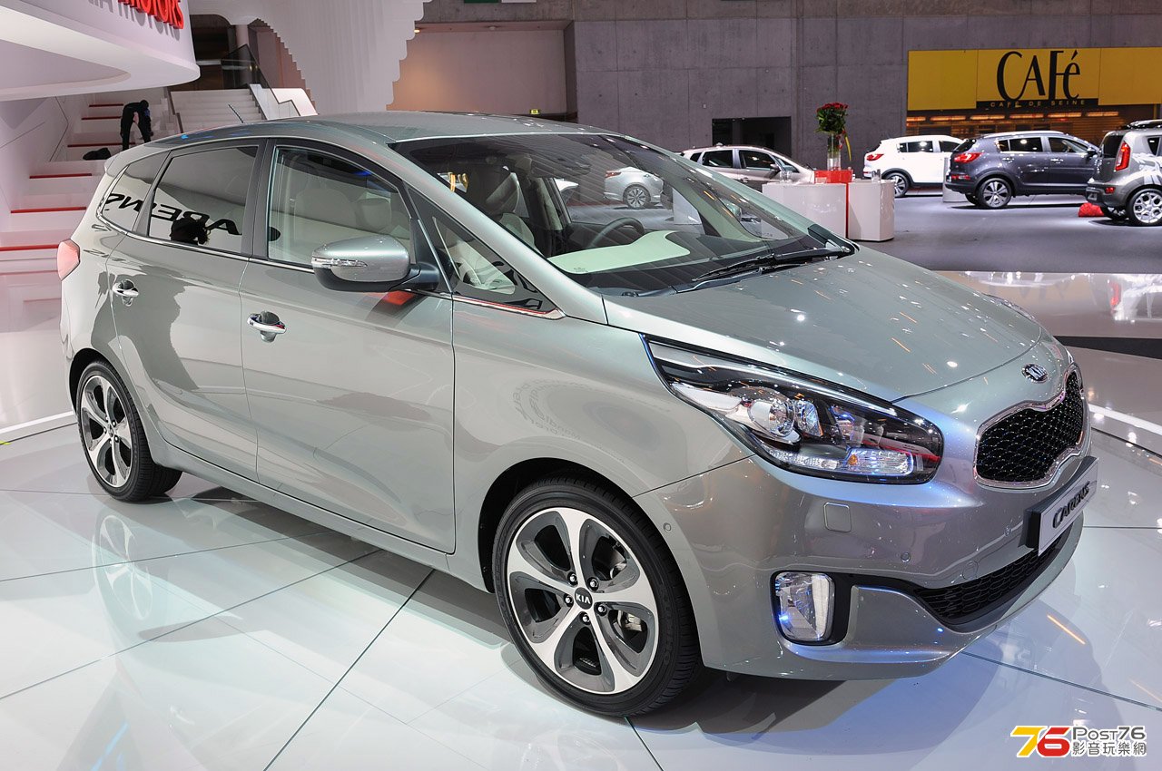 2013_KIA_Carens_01.jpg