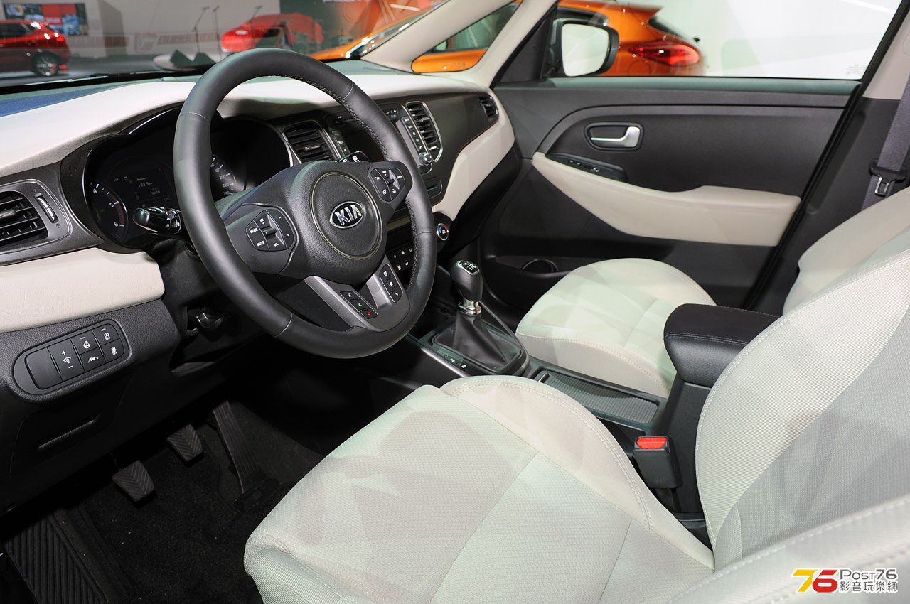 2013_KIA_Carens_02.jpg