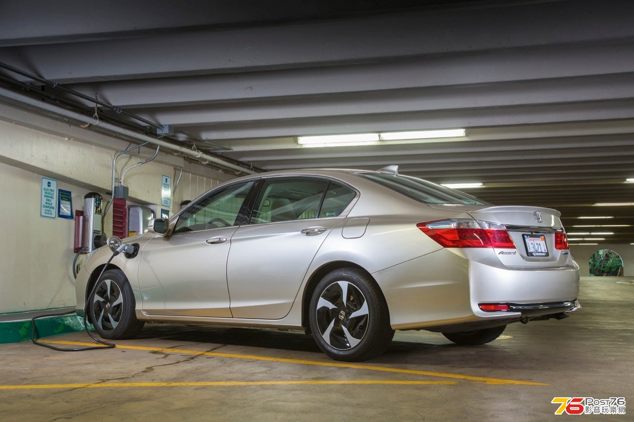 2014_Honda_Accord_Hybrid_15.jpg