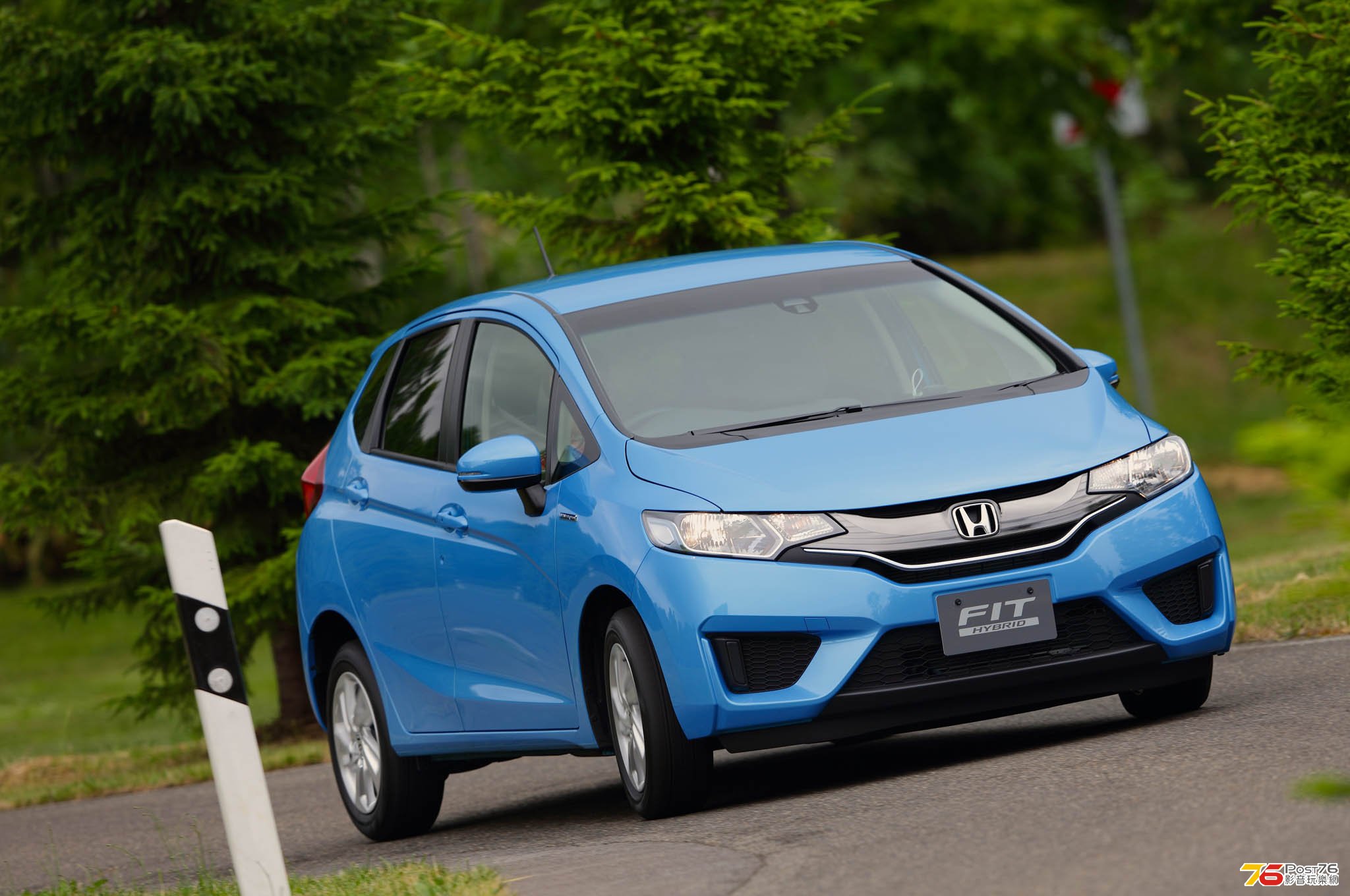 2014_Honda_Fit_Hybrid_01.jpg