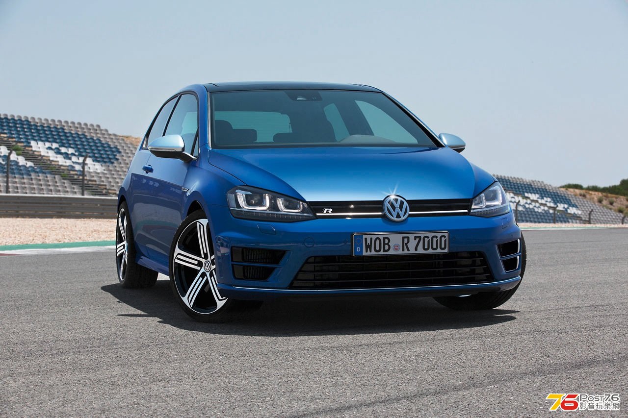 2014_Volkswagen_Golf_7_R_01.jpg