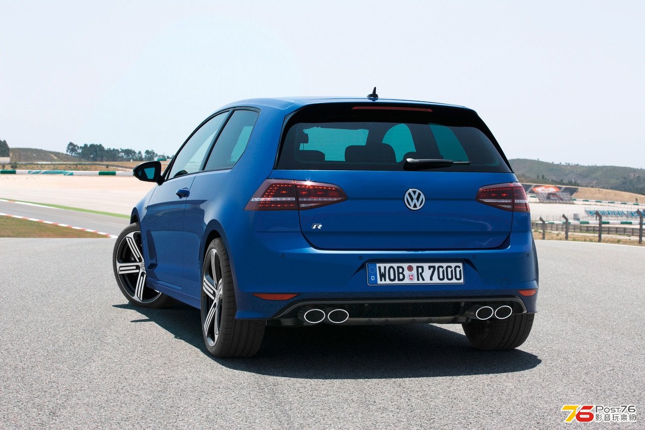 2014_Volkswagen_Golf_7_R_02.jpg