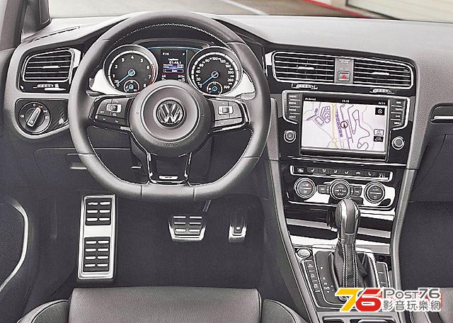 2014_Volkswagen_Golf_7_R_03.jpg