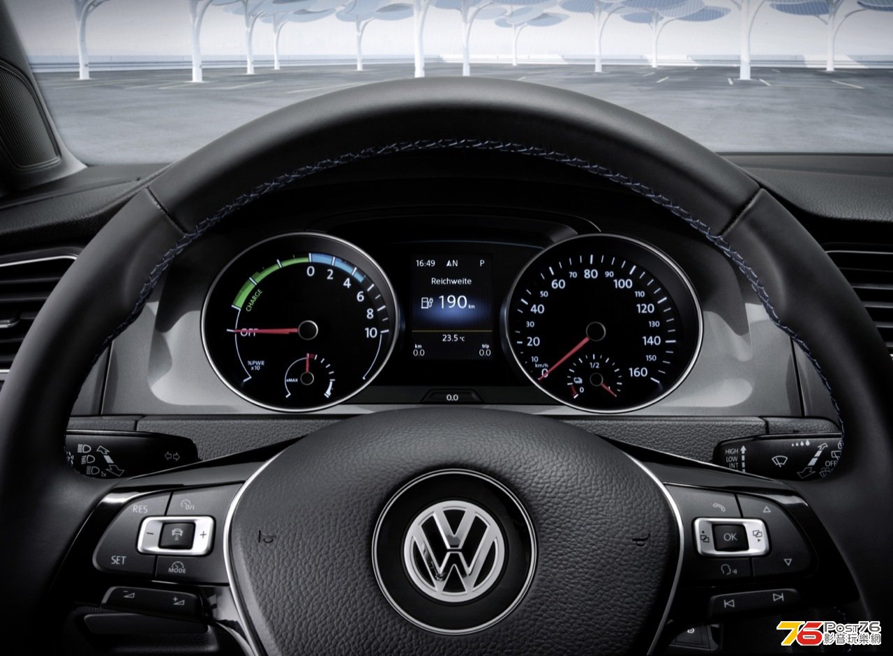 2015_VW_e-Golf_03.jpg