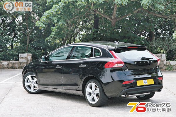 2013_Volvo_V40_T4_07.jpg