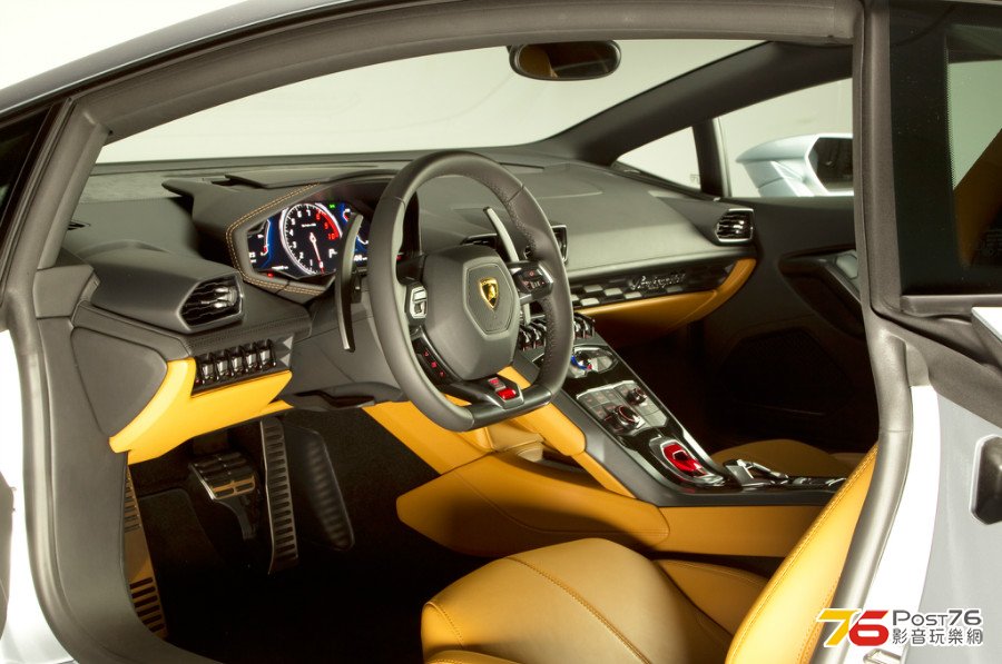 2015-Lamborghini-Huracan-interior.jpg