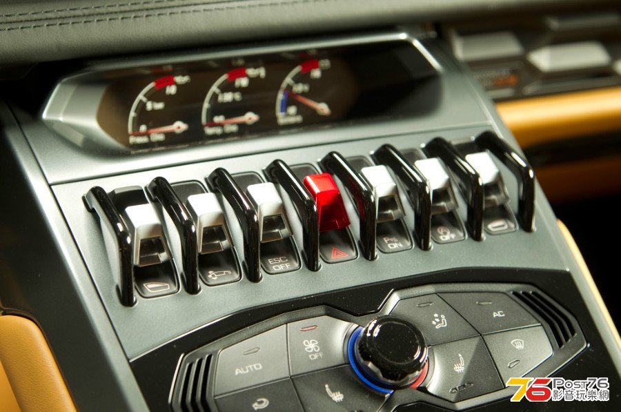 2015-Lamborghini-Huracan-toggle-switches.jpg