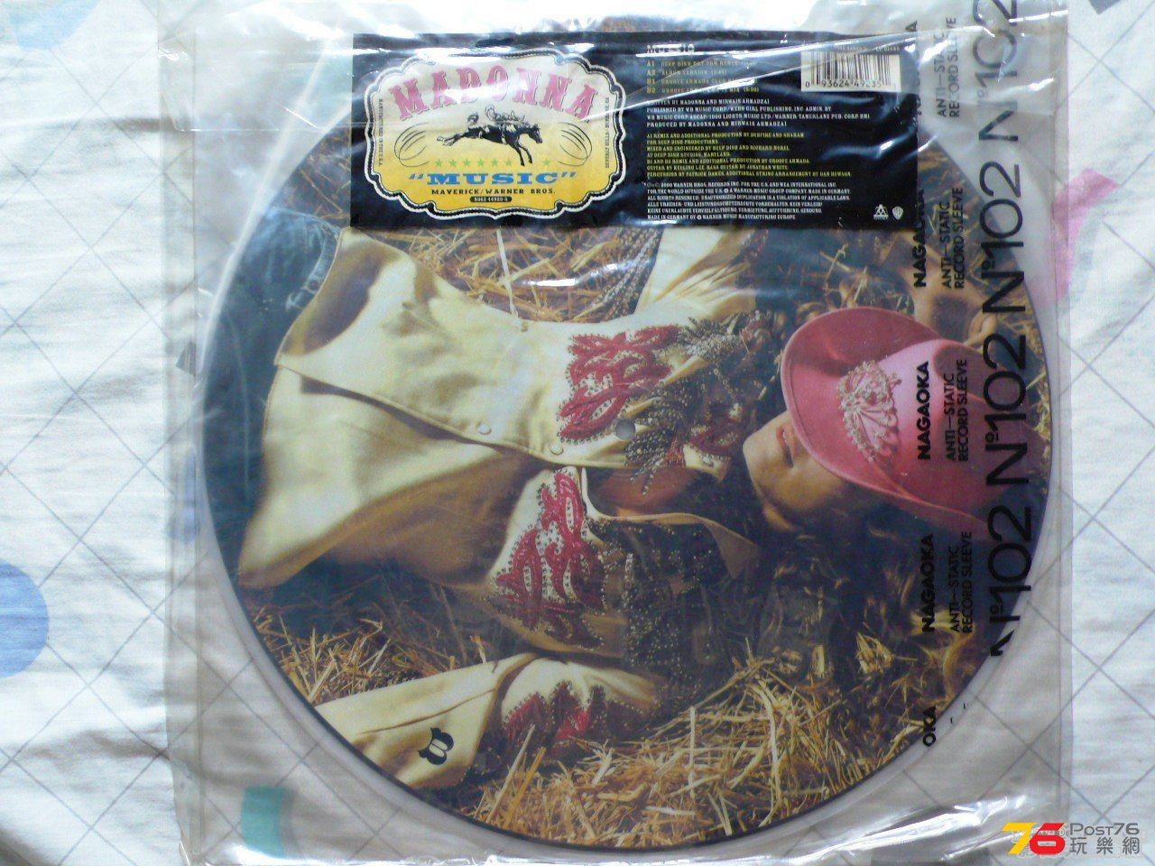 Madonna - Music [12 Picture Disc single] 2.jpg