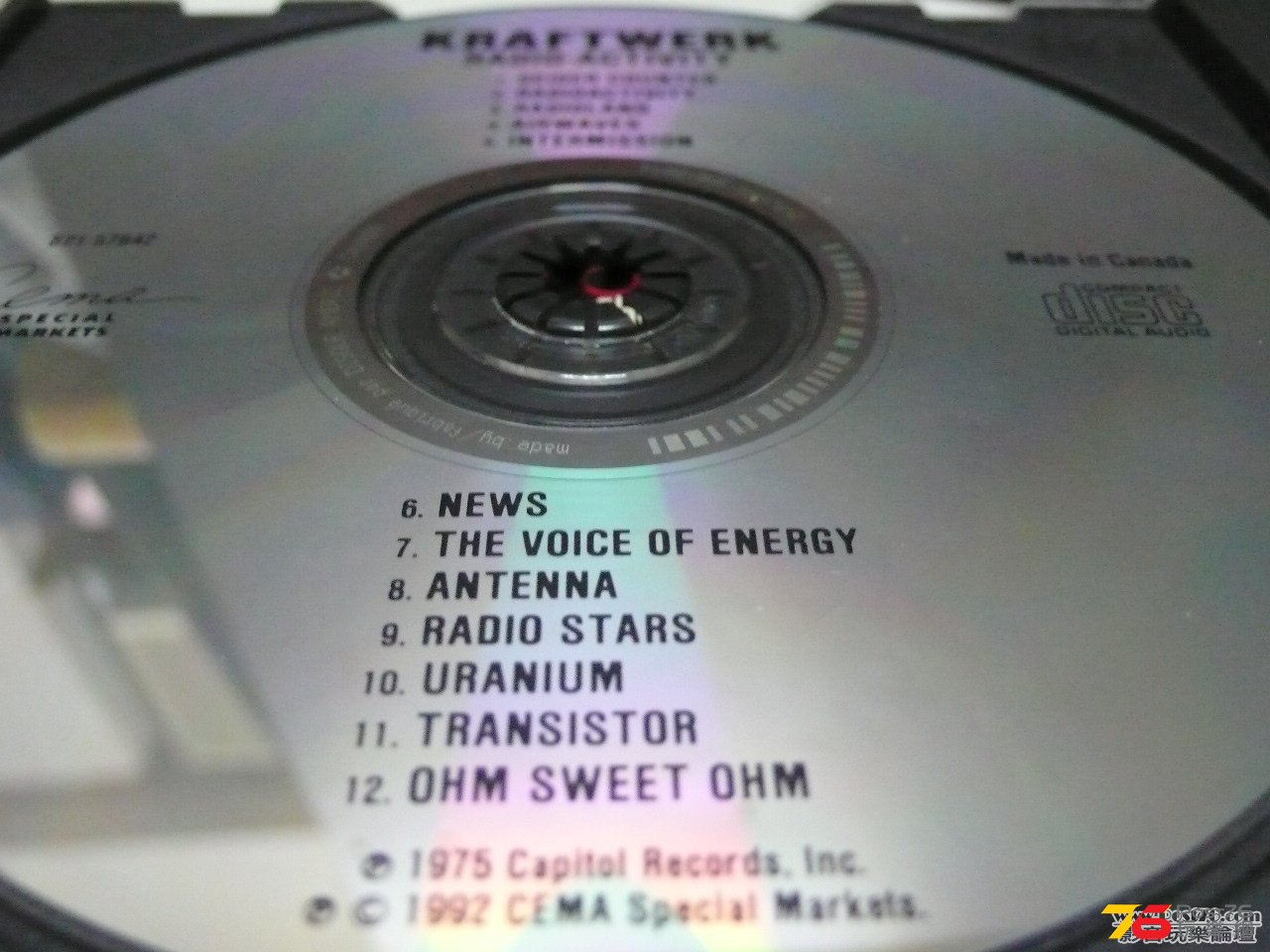 Kraftwerk - The Capitol Years 3 CDs set 04.jpg