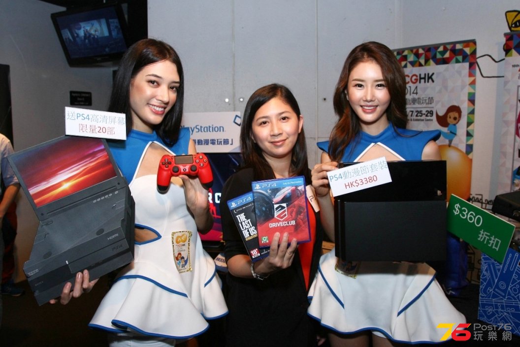SCEH市場傳訊部助理總經理趙善盈小姐(中)與model (左及右)展示PlayStation動漫優惠產.jpg