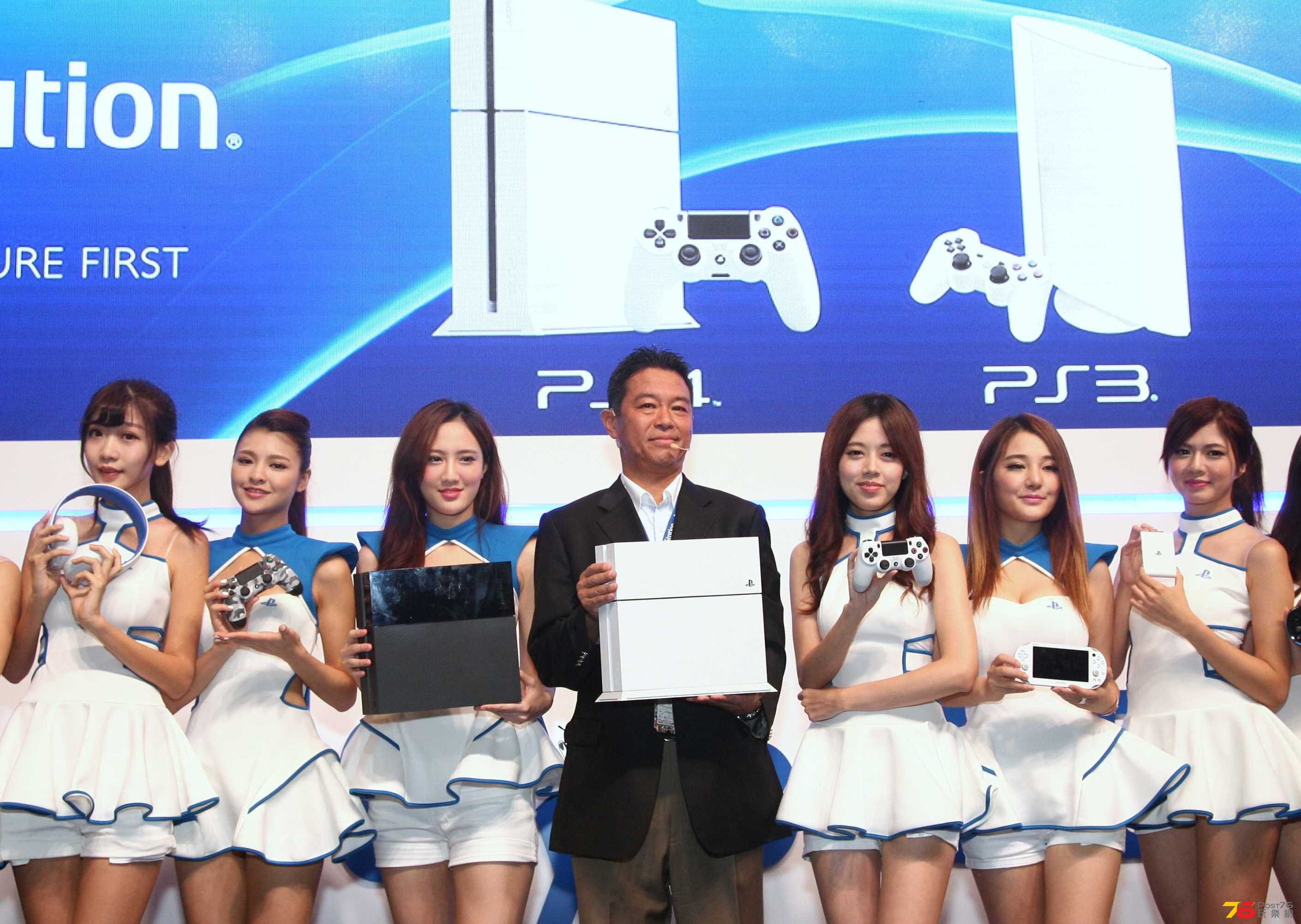 SCEJA 副總裁織田博之先生(中)展示PS4首款新配色「冰河白」_2.jpg
