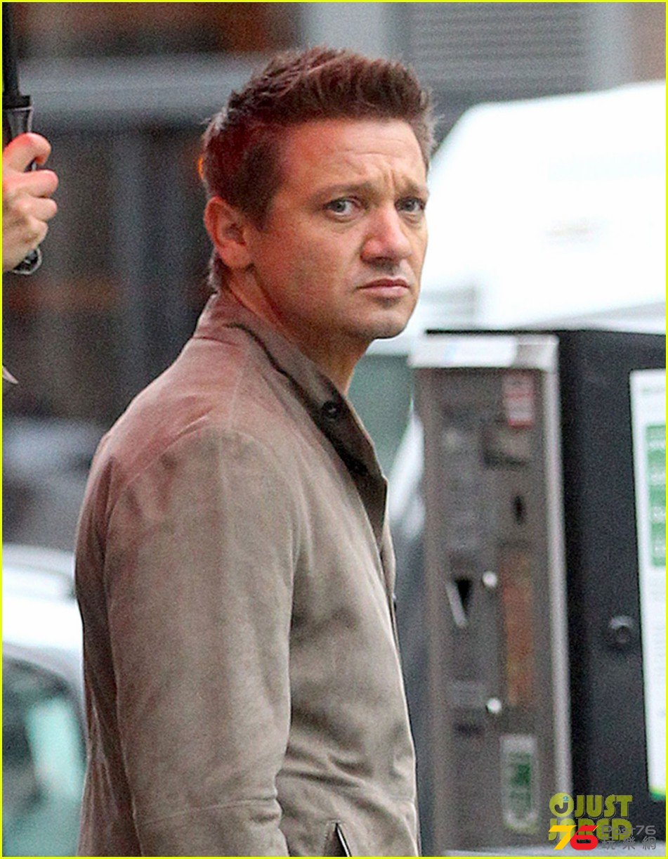 jeremy-renner-big-umbrella-mission-impossible-set-01.jpg