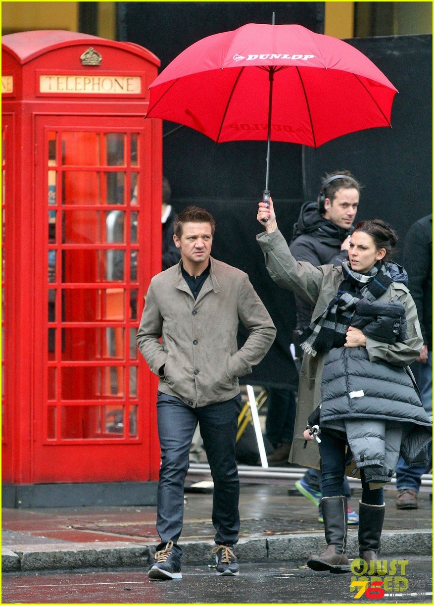 jeremy-renner-big-umbrella-mission-impossible-set-02.jpg