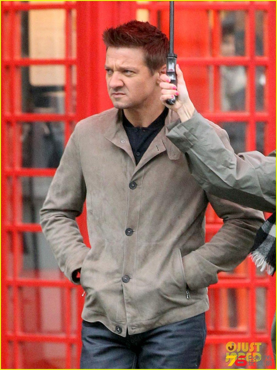 jeremy-renner-big-umbrella-mission-impossible-set-06.jpg