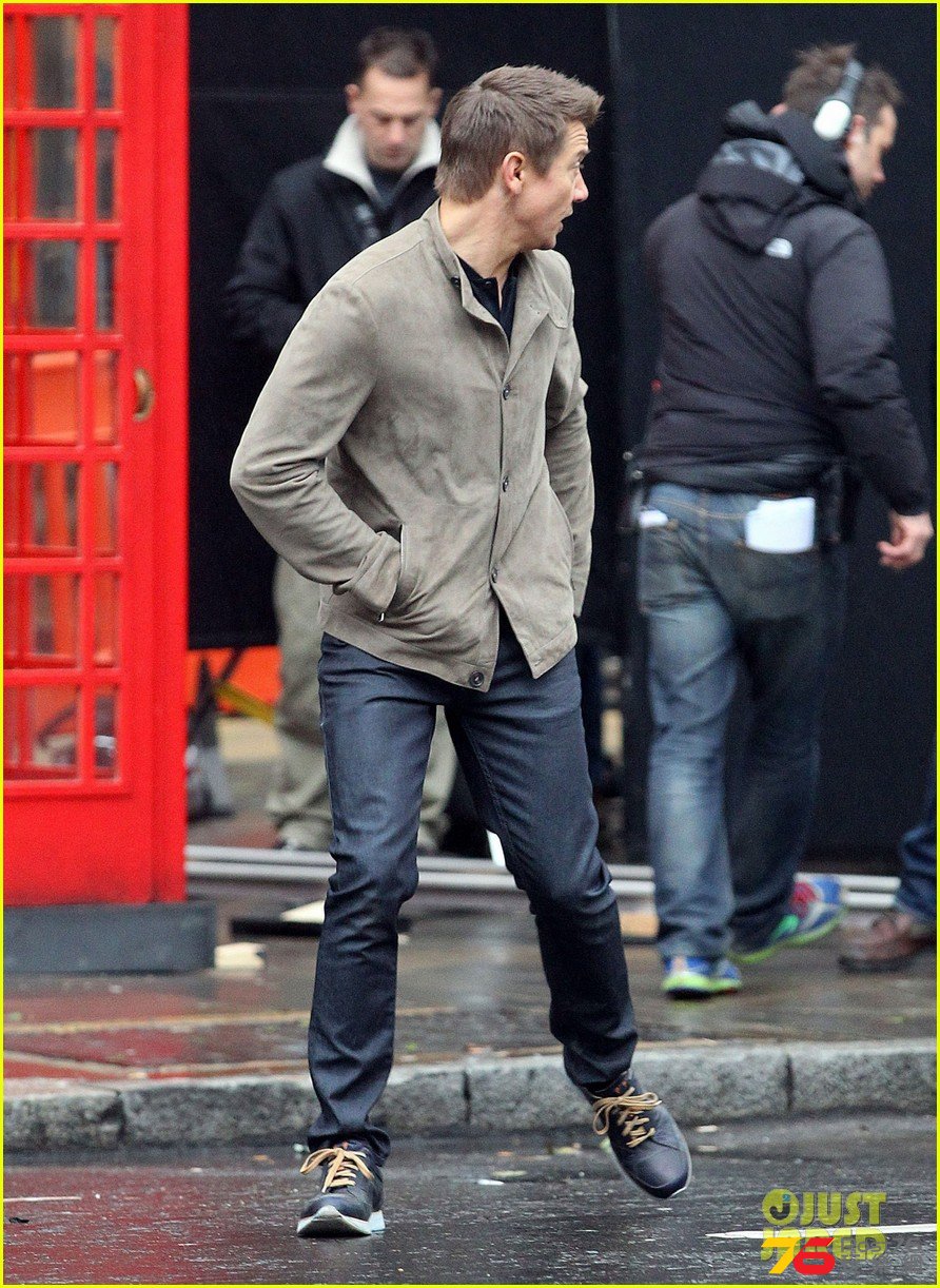 jeremy-renner-big-umbrella-mission-impossible-set-20.jpg