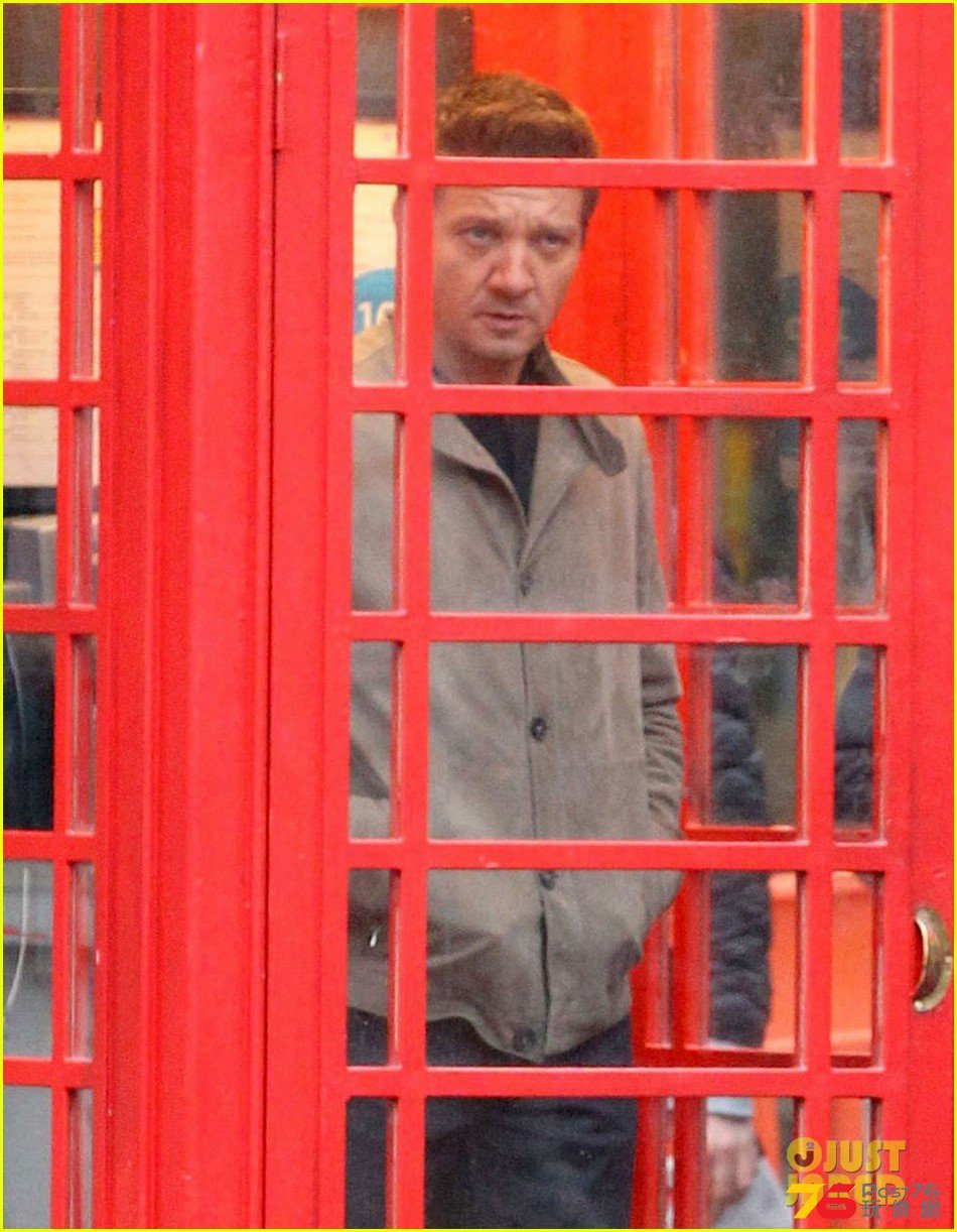 jeremy-renner-big-umbrella-mission-impossible-set-12.jpg