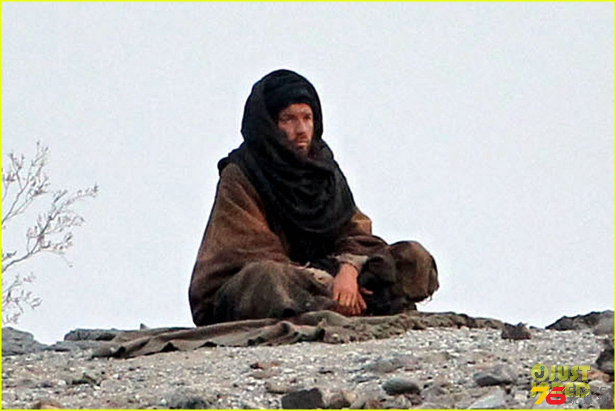 ewan-mcgregor-last-days-in-the-desert-first-on-set-pics-03.jpg
