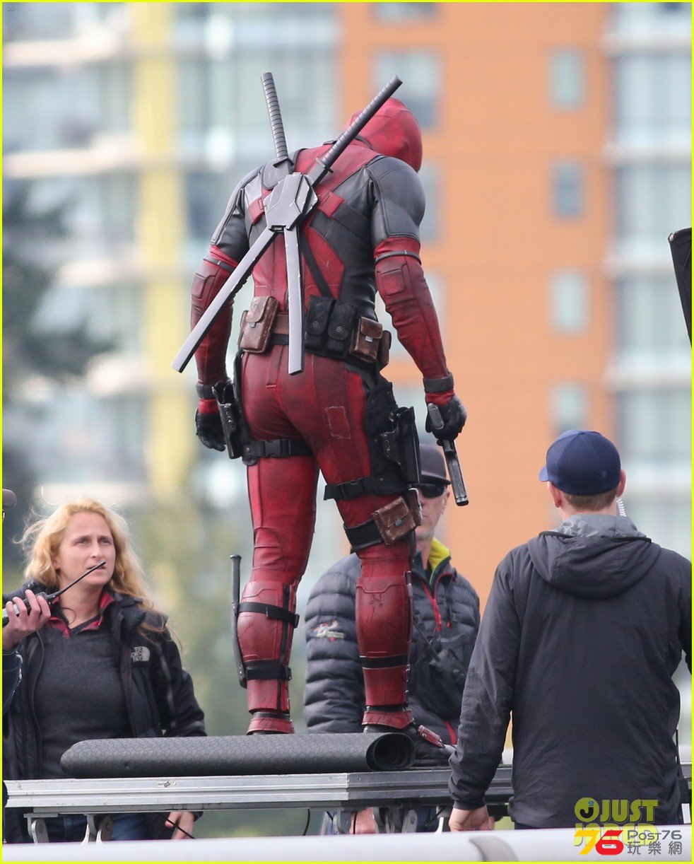 ryan-reynolds-full-deadpool-suit-gets-pictured-on-set-10.jpg