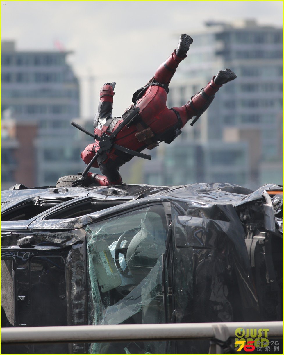 ryan-reynolds-full-deadpool-suit-gets-pictured-on-set-18.jpg