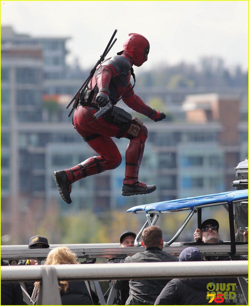 ryan-reynolds-full-deadpool-suit-gets-pictured-on-set-13.jpg