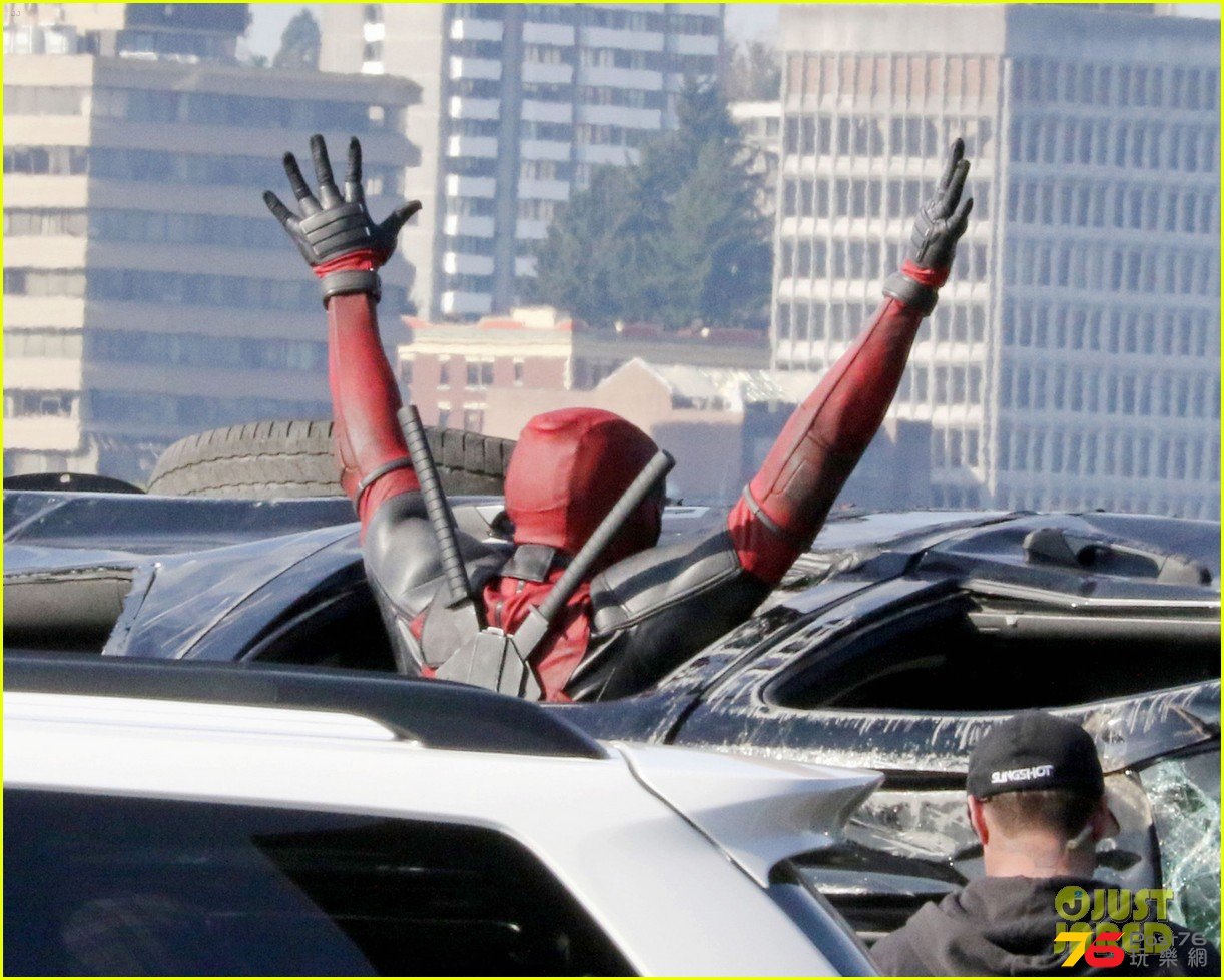 ryan-reynolds-full-deadpool-suit-gets-pictured-on-set-02.jpg